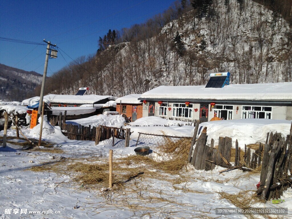 雪覆山村景色