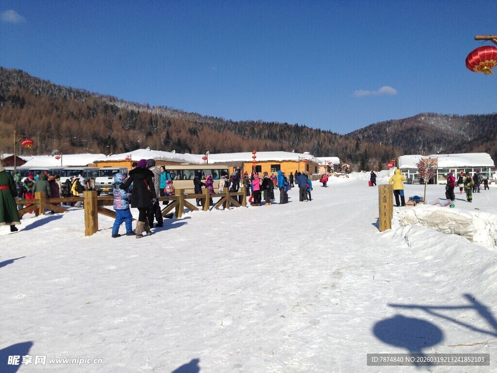 热闹的户外雪地活动场景