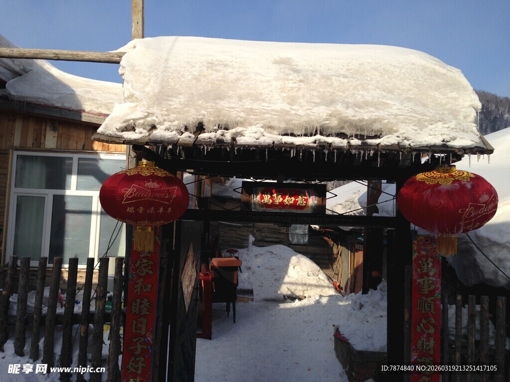 雪覆中式门楼挂红灯笼