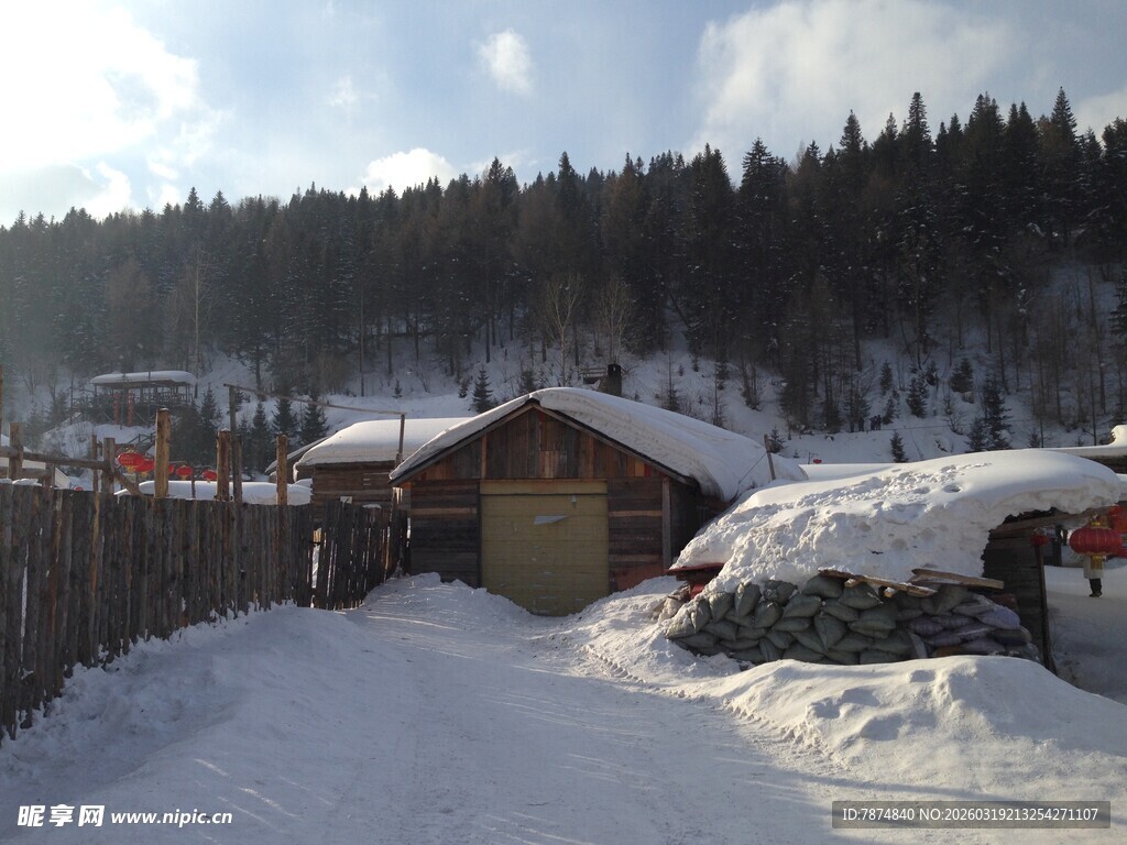 冬日雪覆山间小屋