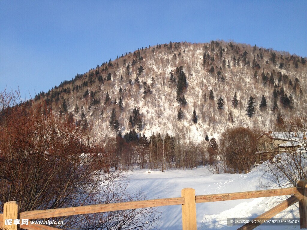 冬日雪覆山峦木栏景致