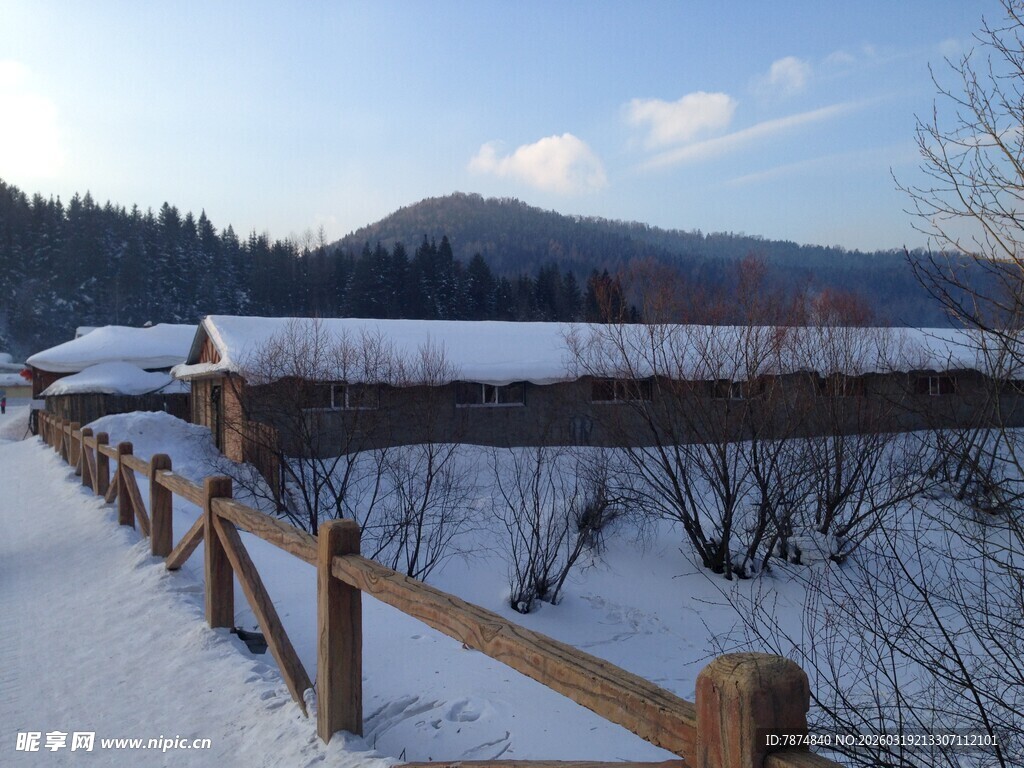 冬日雪中小径木栏美景