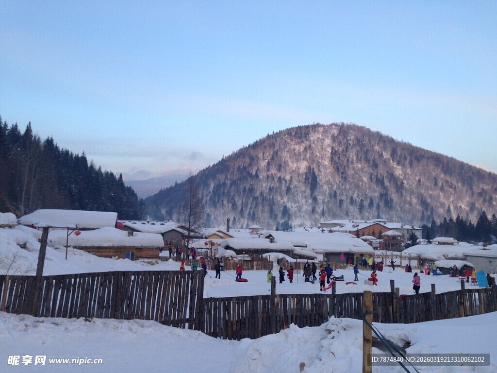冬日山村雪景风光