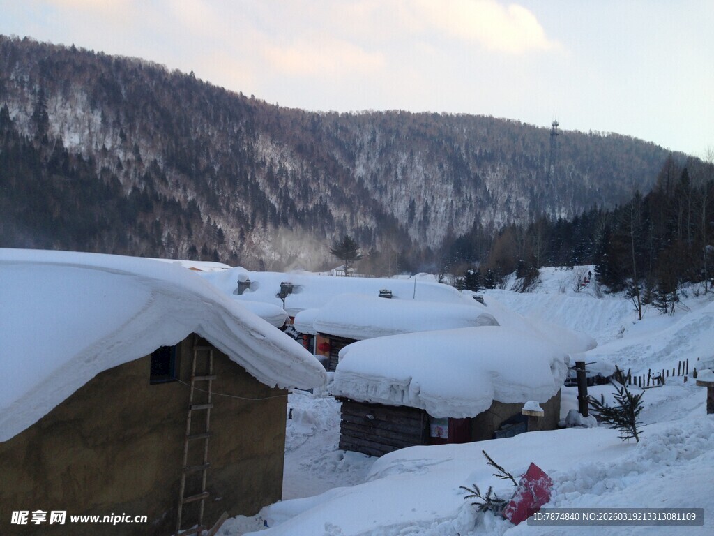 雪覆山村冬日静谧景象