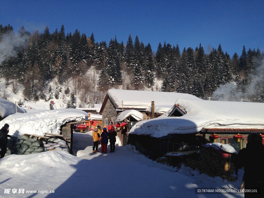 雪覆山村冬日温馨景象