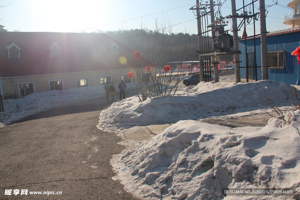 冬日路旁积雪景象