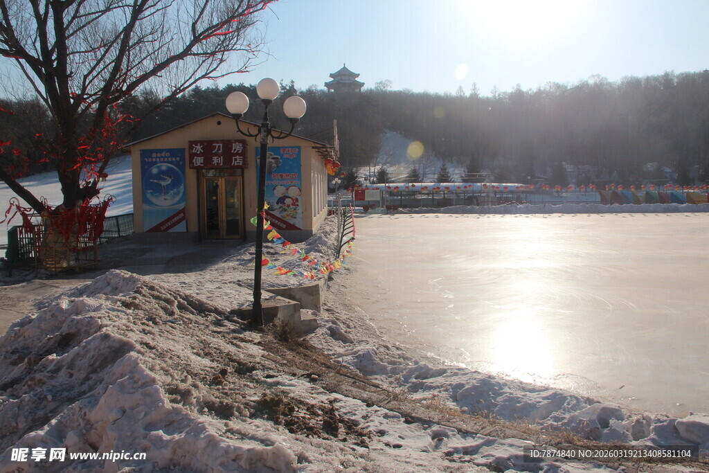 冬日湖畔雪景小屋