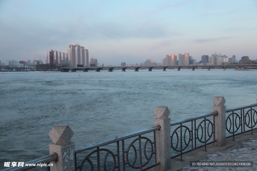 河畔护栏边的城市江景