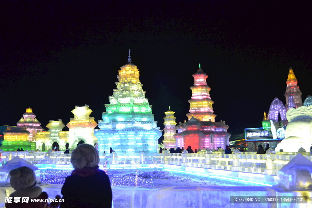 梦幻冰雕夜景吸引游客