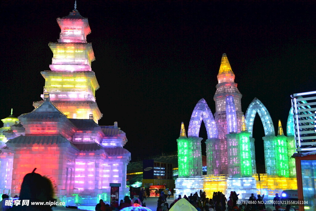 冰雕夜景 绚丽多彩的艺术