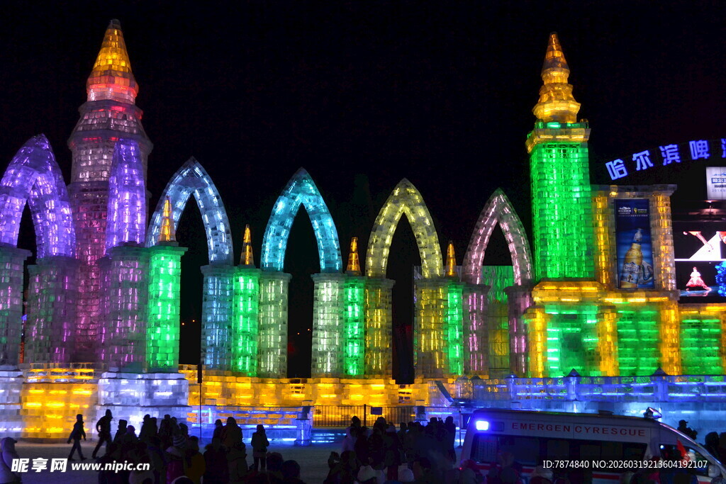 梦幻冰雕夜景璀璨夺目