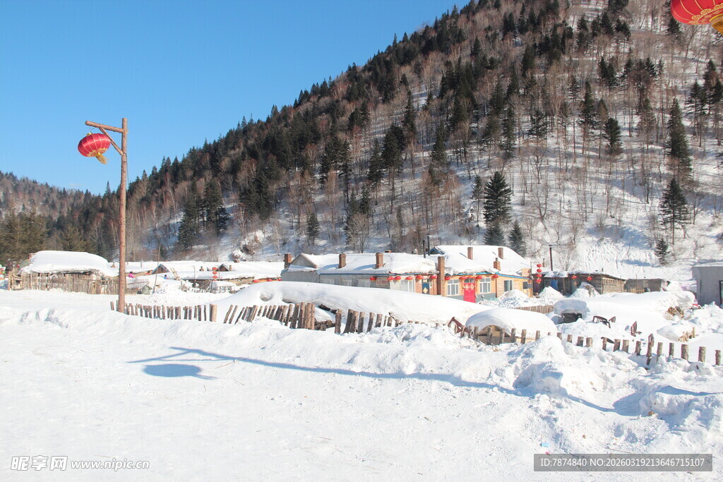 雪中山村景象