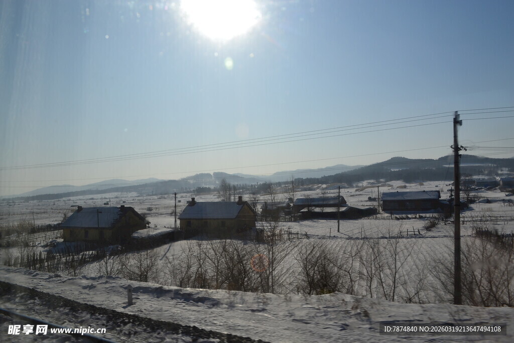 冬日雪野中的村庄景象