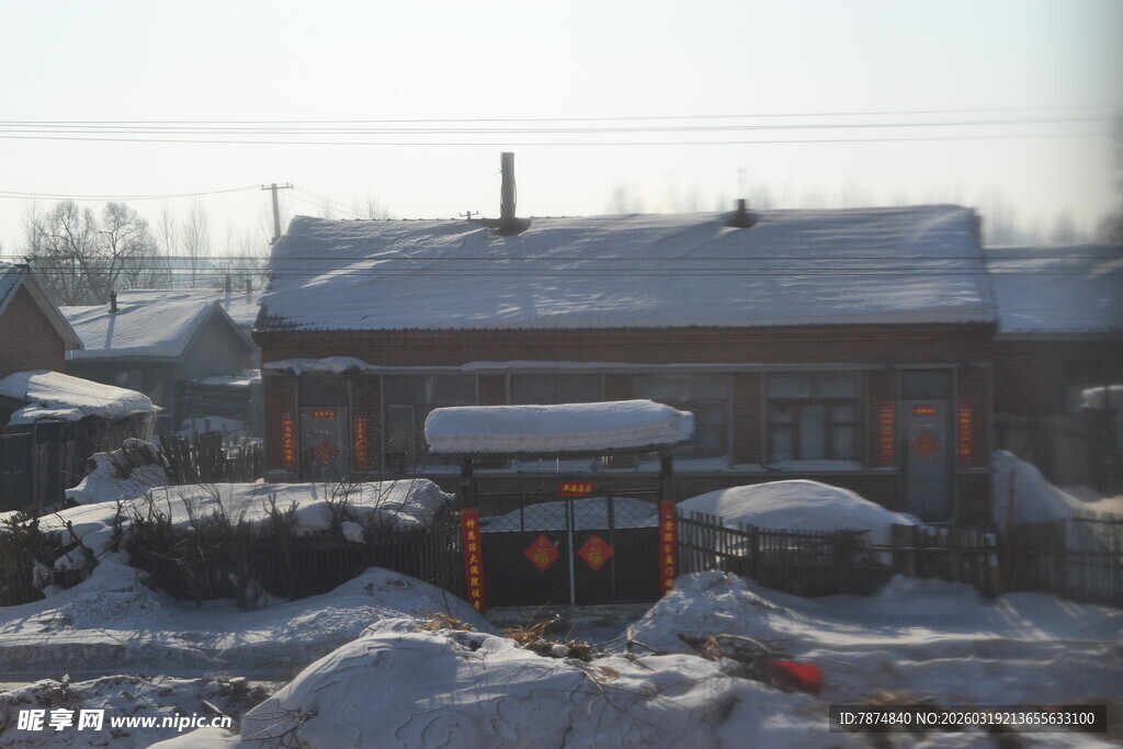 冬日雪覆乡村房屋景象