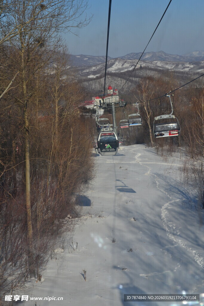 冬日雪地上的缆车景象