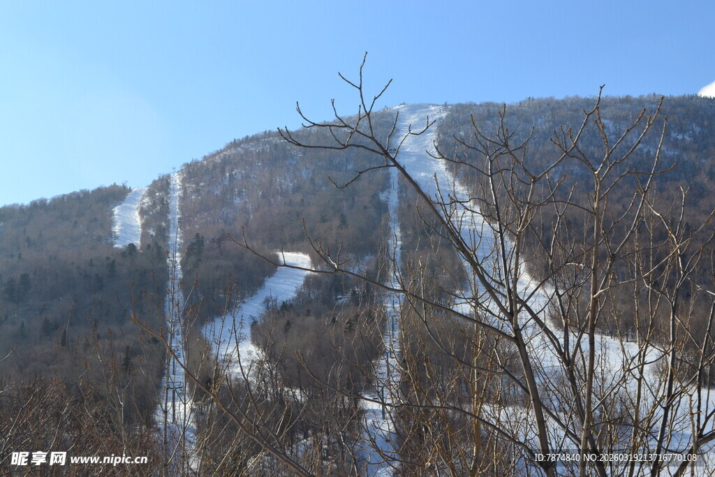 冬日山间冰雪覆盖的景象