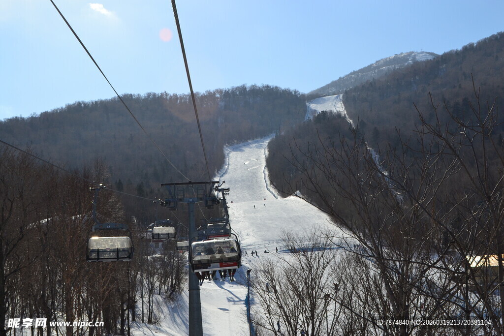 雪场缆车雪景如画