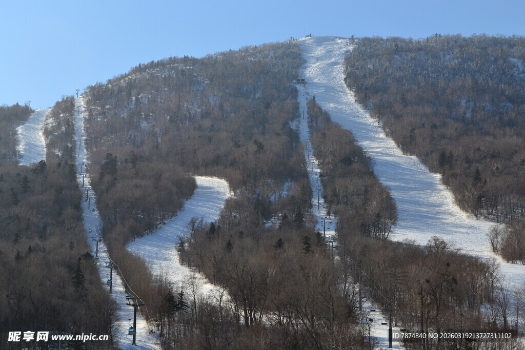 雪后山峦滑雪道美景