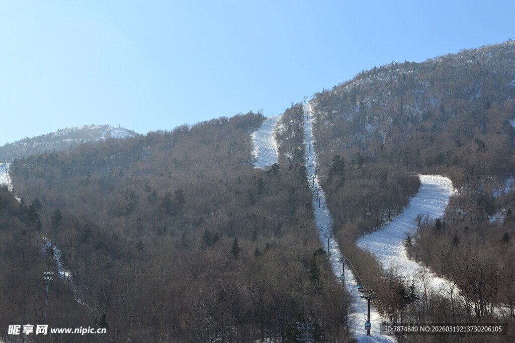 冬日山间滑雪道景观