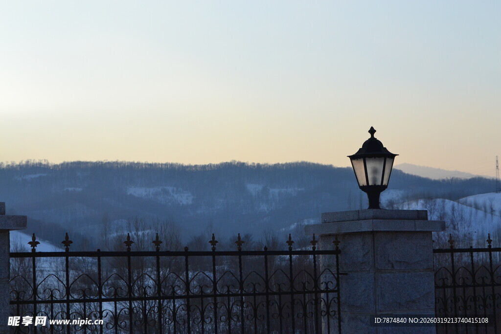 黄昏下的铁艺栏杆与灯