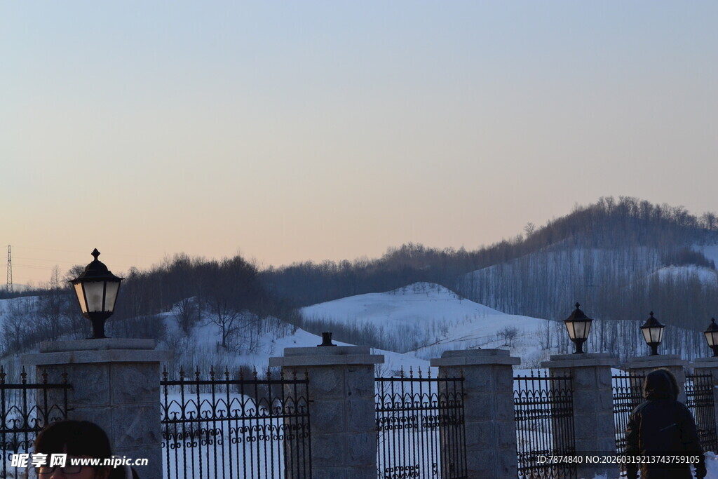 冬日雪景中的户外场景