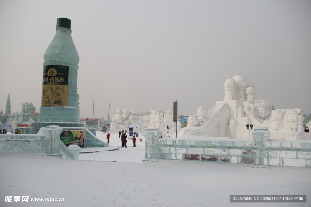 冰雪世界中的精美冰雕景观