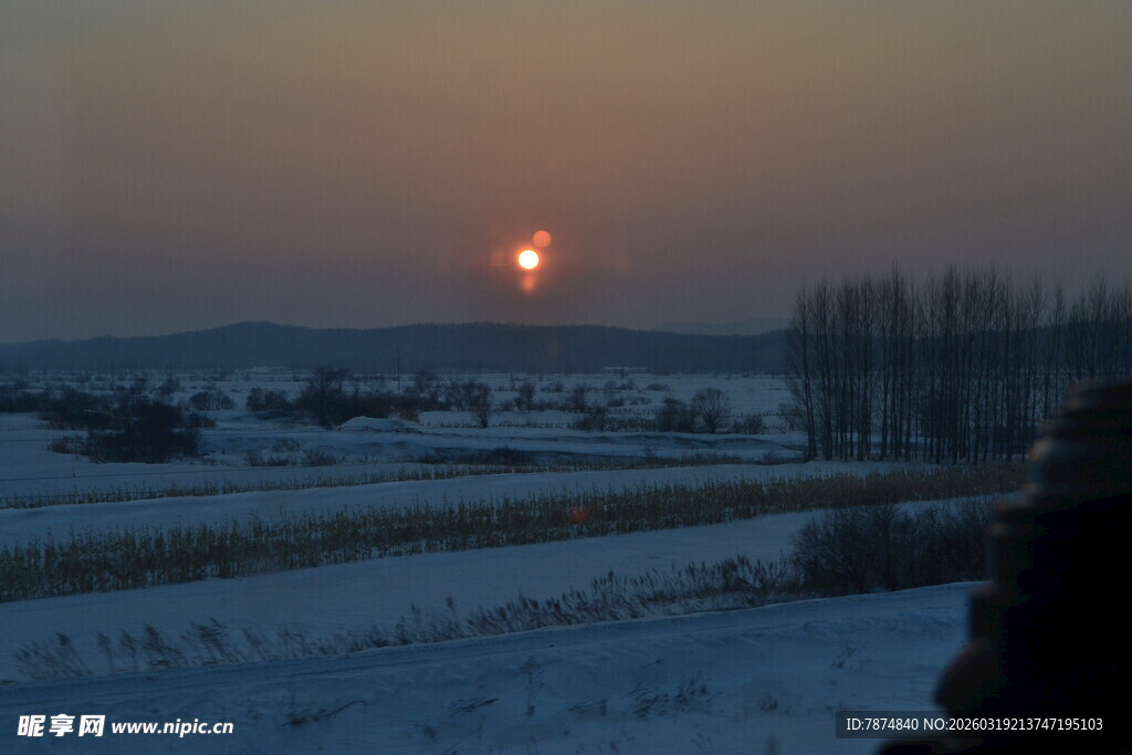 冬日雪野上的落日美景