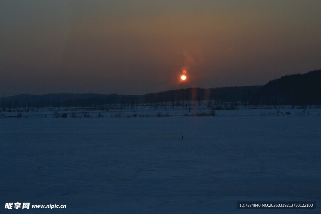夕阳下的冰雪覆盖场景