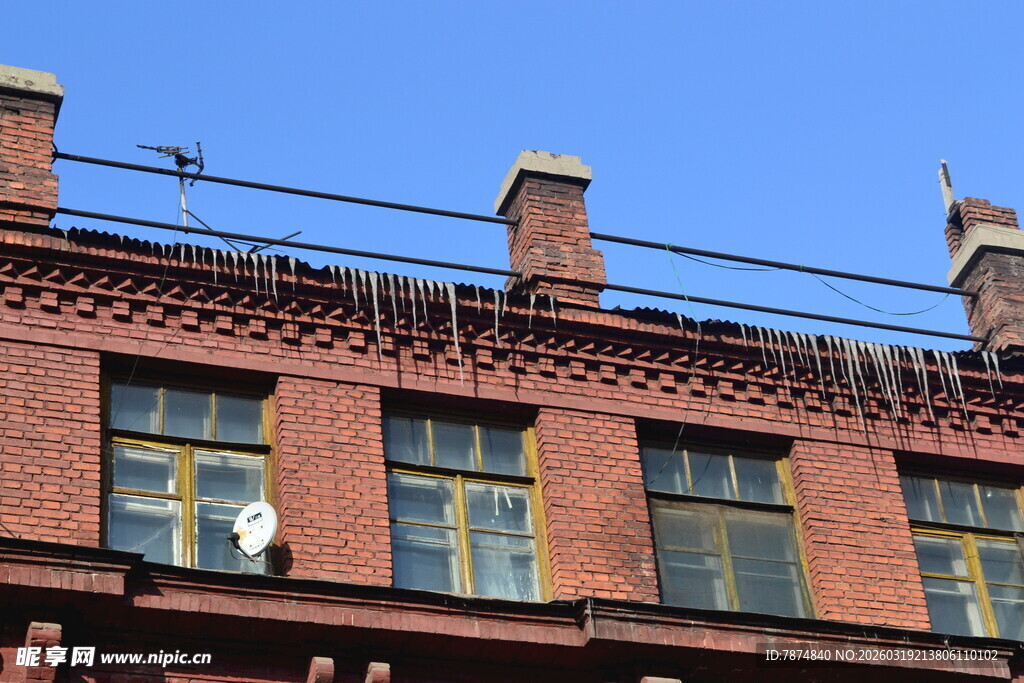 红砖建筑上的老式窗户