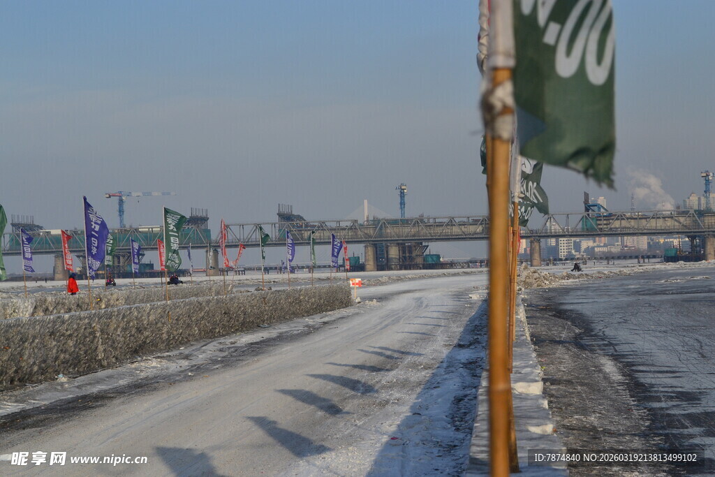 冬日户外道路旁景色