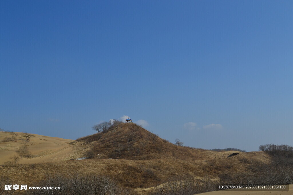 蓝天映衬下的山丘风光