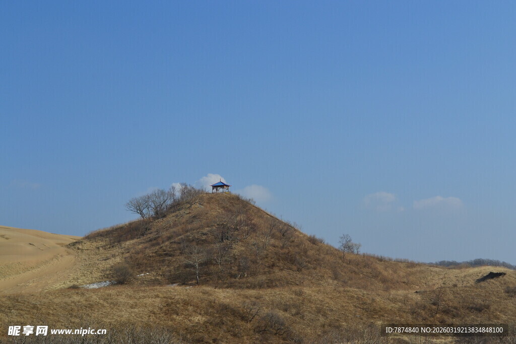 山丘上的孤独小屋