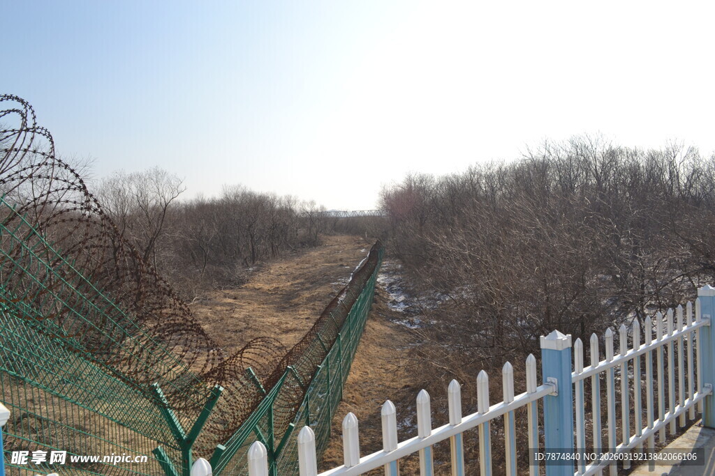 户外围栏旁的自然景观