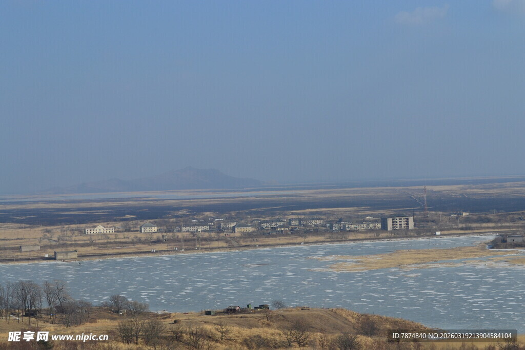广阔水域与远处景致