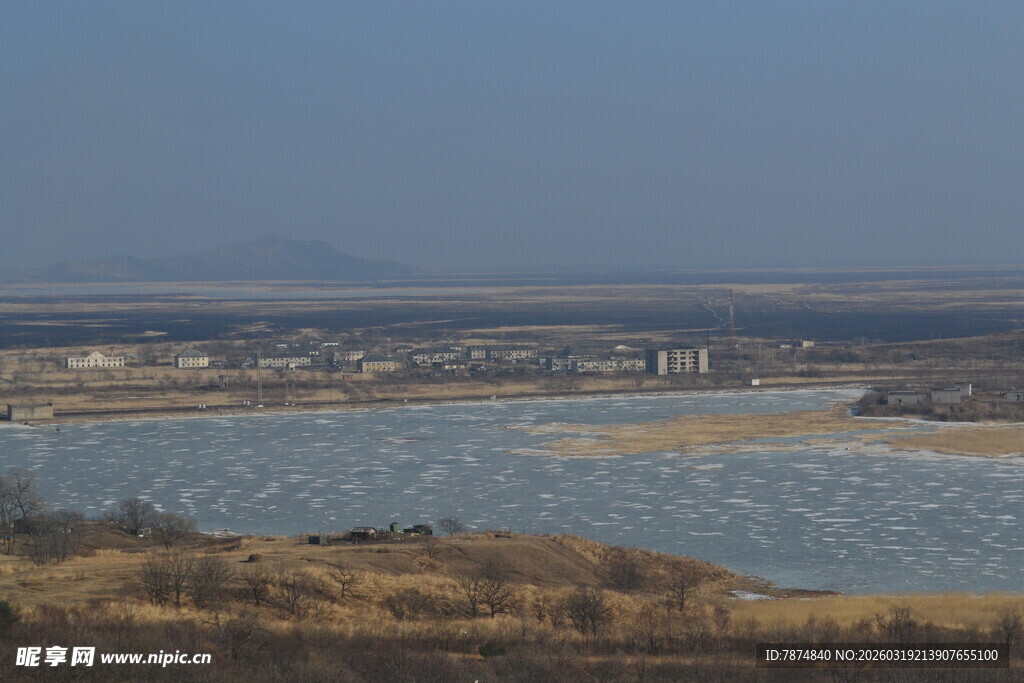 广阔水域边的平原风光