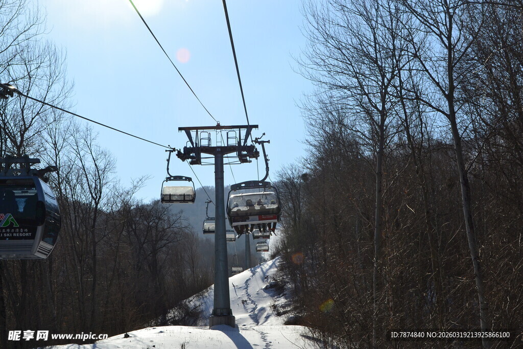 雪坡上的缆车景观