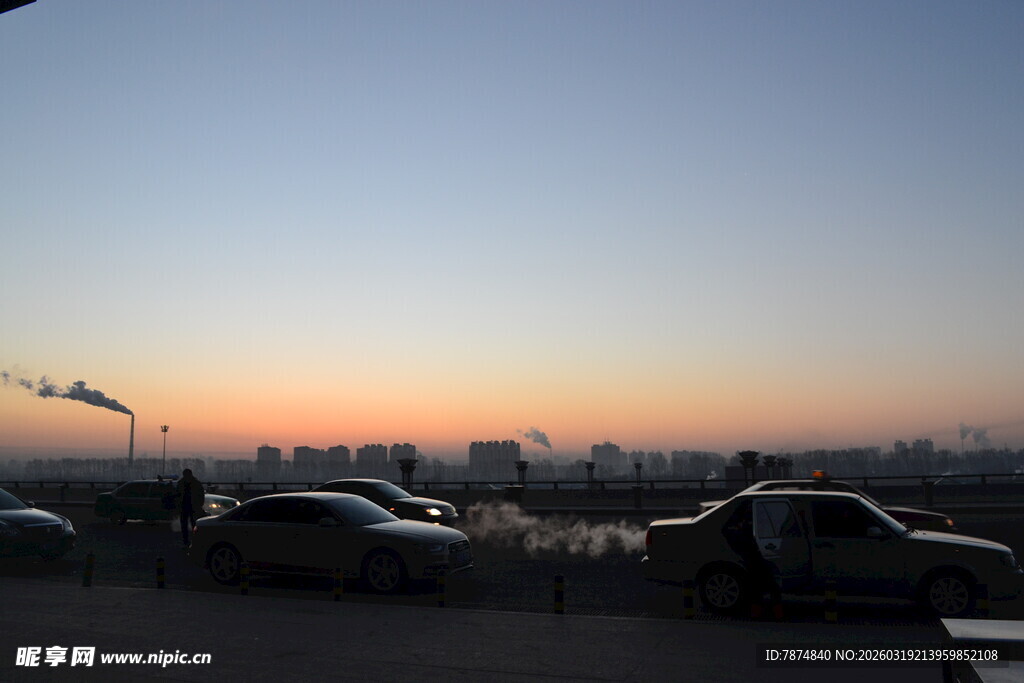 日落时分的城市停车场景