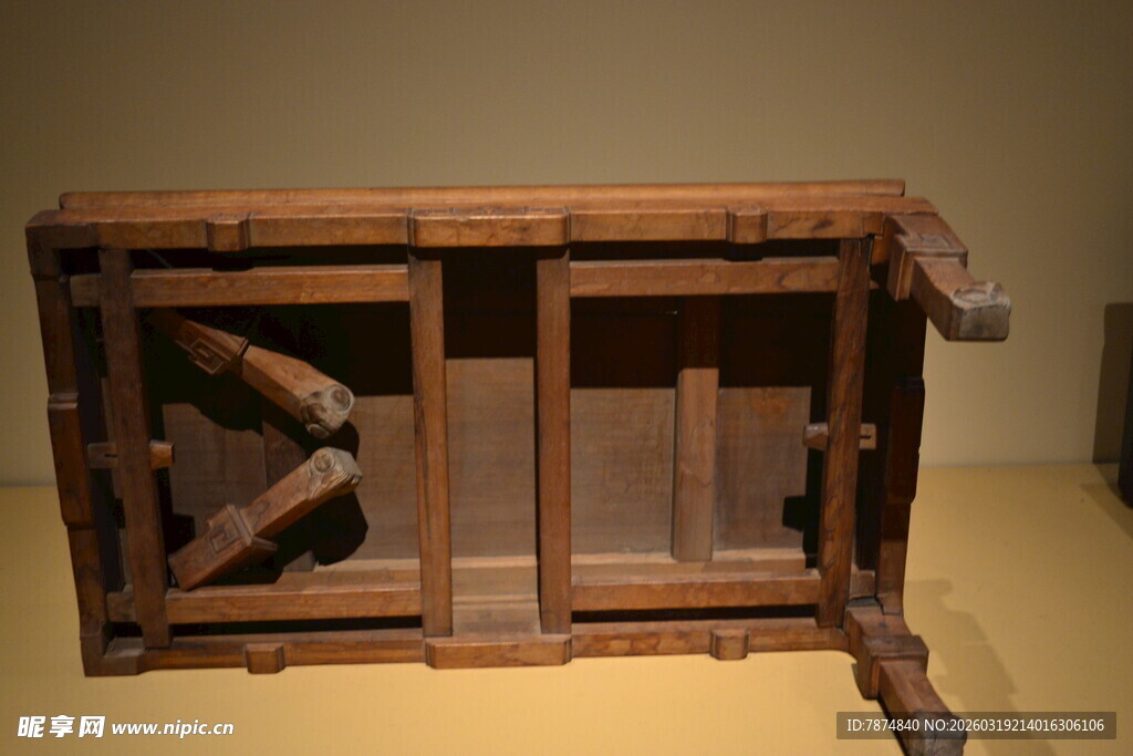 古旧木质框架结构物件