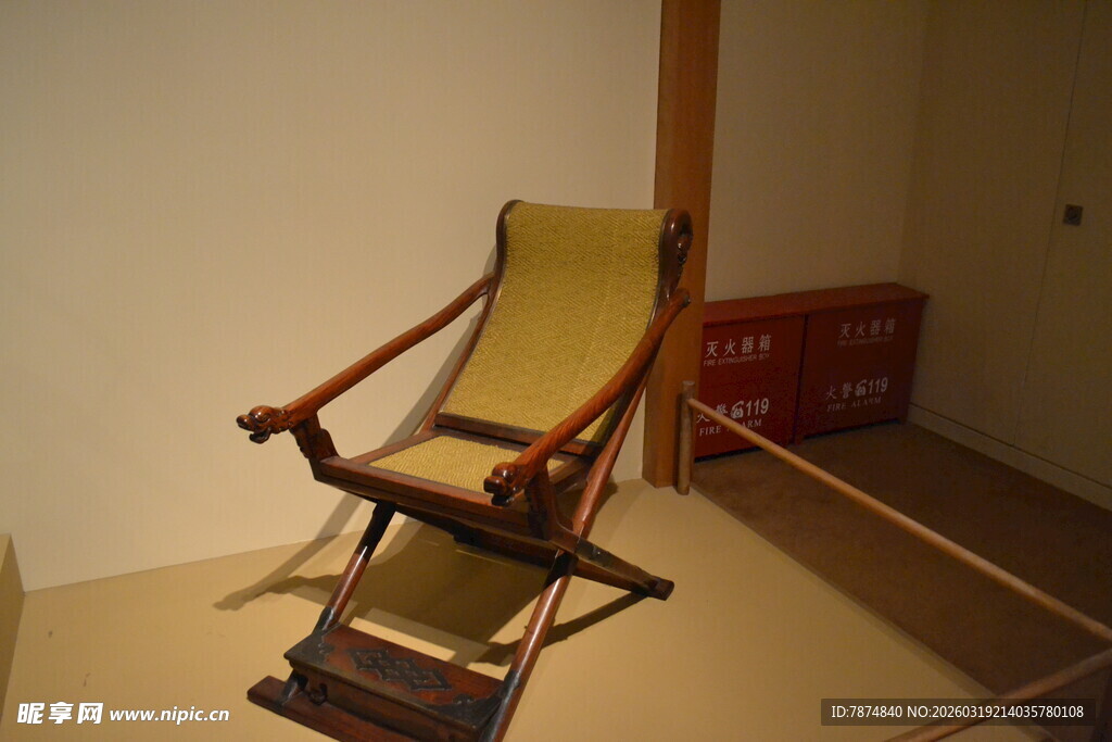 复古摇椅置于温馨室内角落