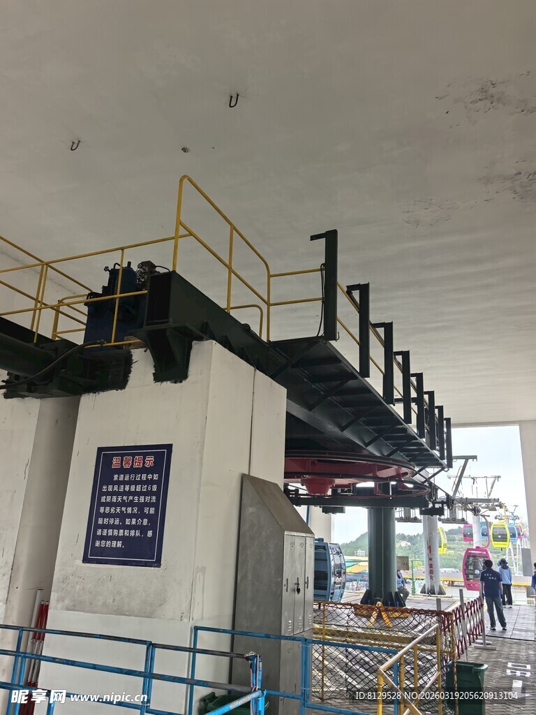 工厂内的大型机械设备