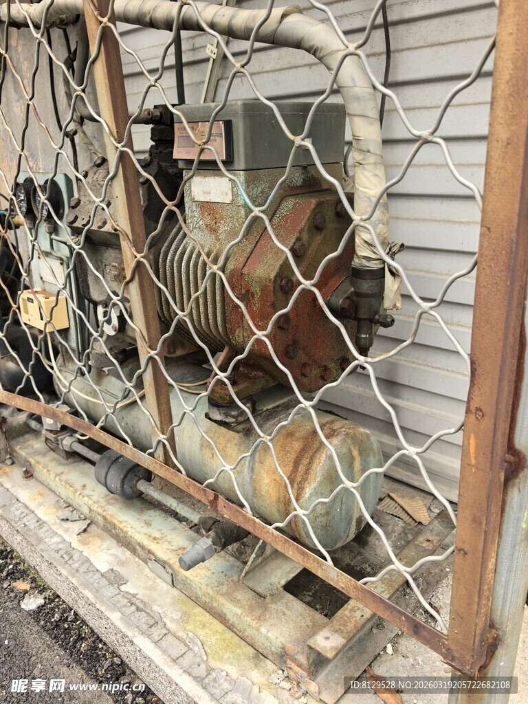 老旧金属围栏内的机械设备