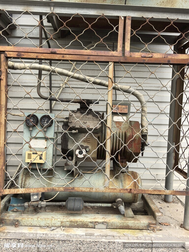 老旧室外压缩机设备