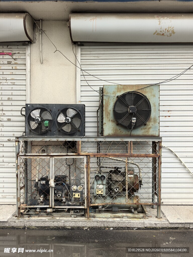 老旧空调外机置于墙边