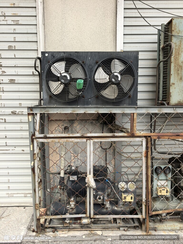 室外老旧空调外机设备