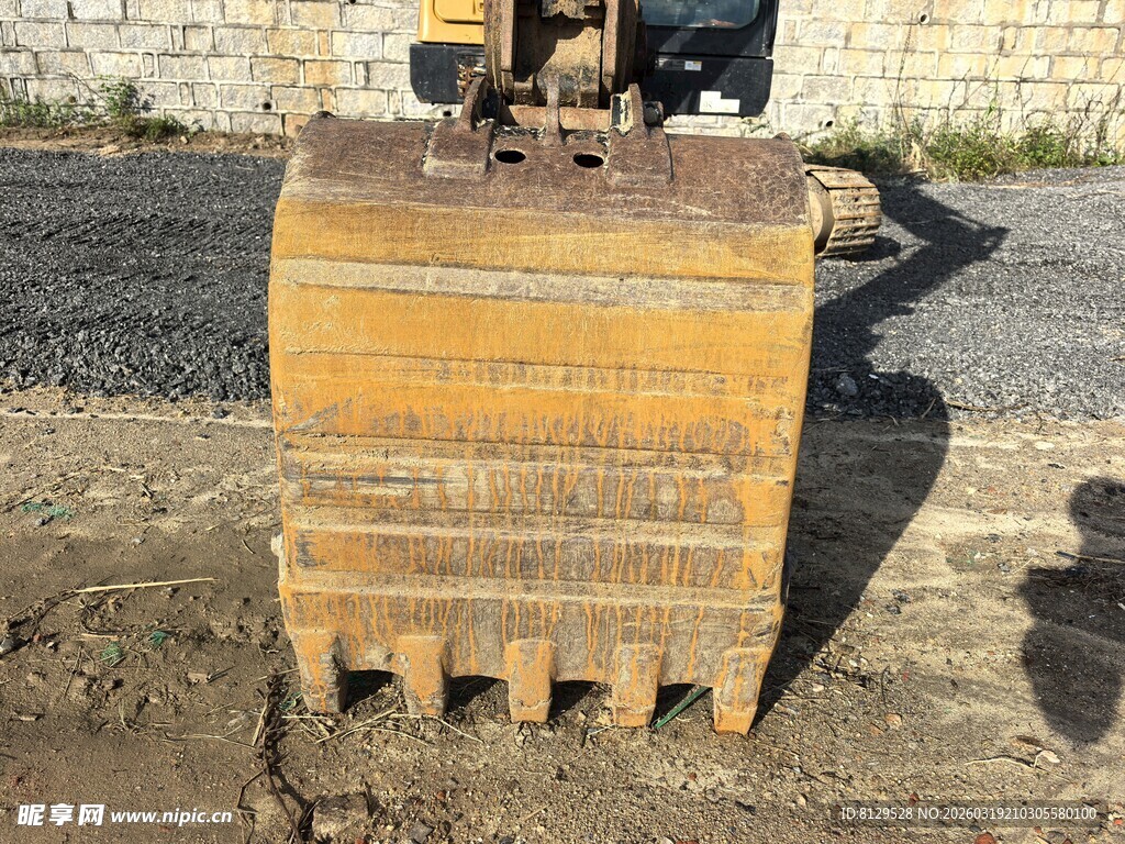 黄色挖掘机铲斗特写