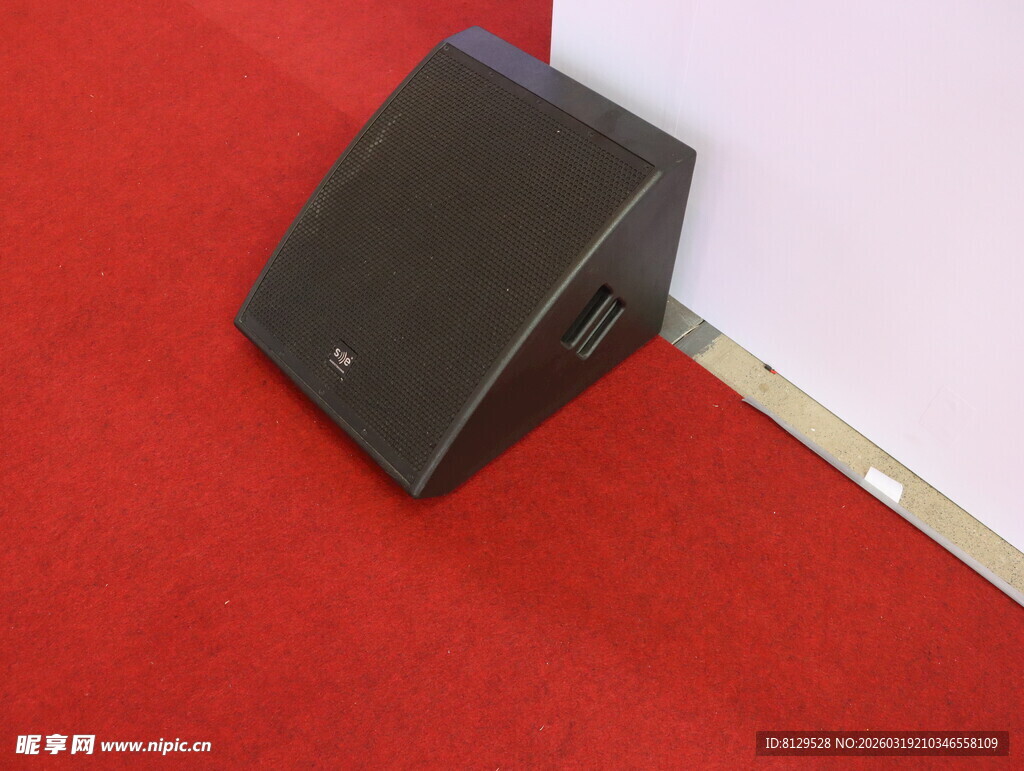 黑色音箱置于红色地毯