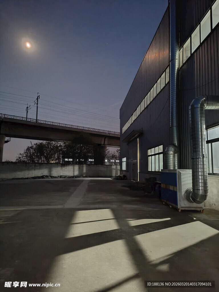 黄昏下的工业建筑场景