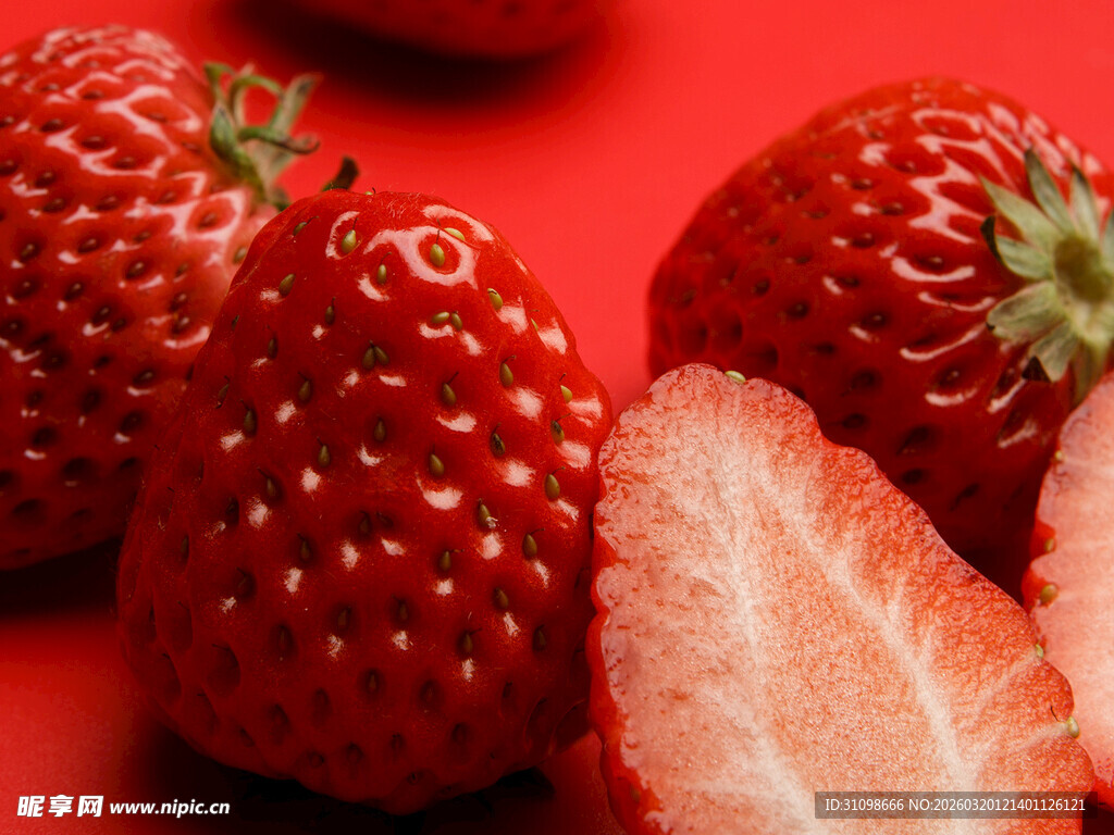 鲜红多汁的新鲜草莓