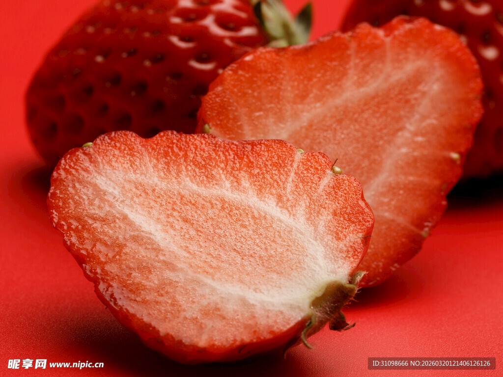 鲜红多汁切开的新鲜草莓