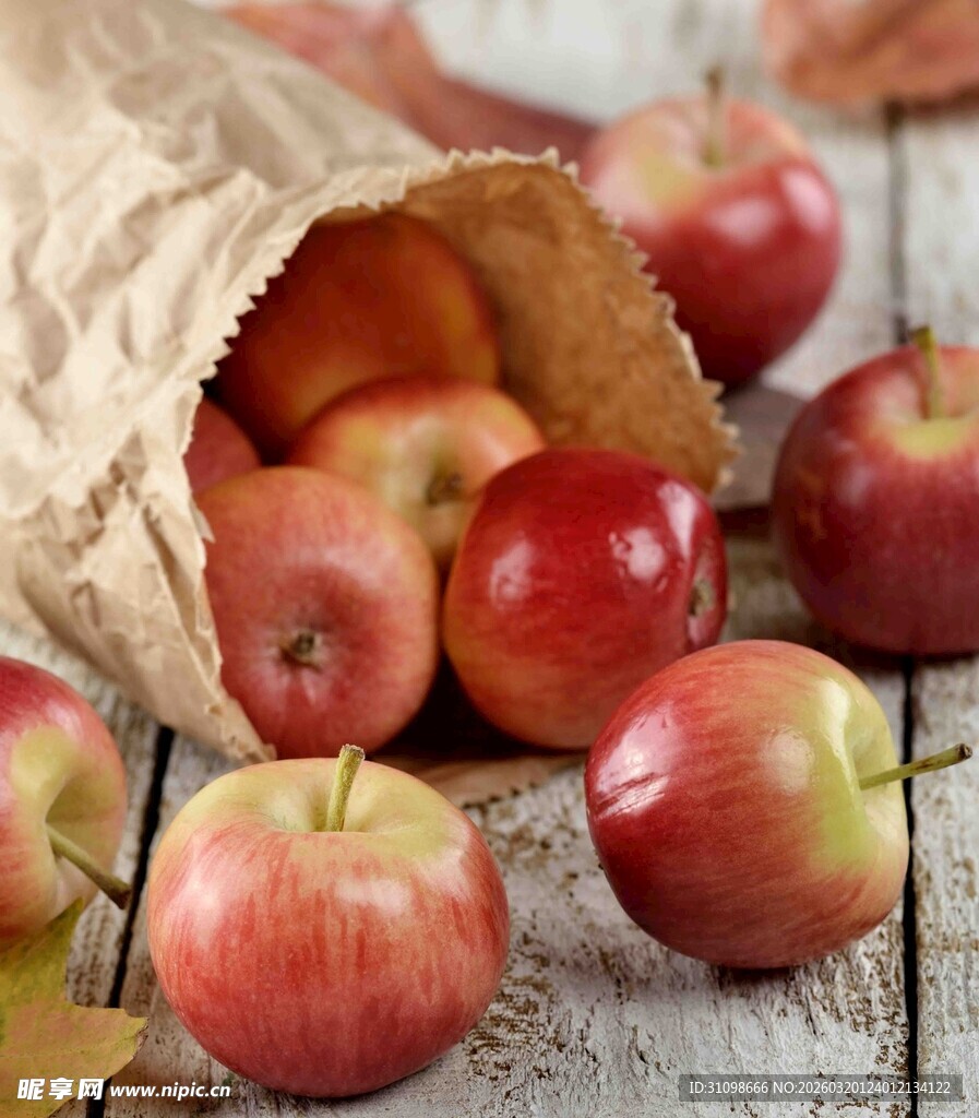 纸袋中散落的红苹果